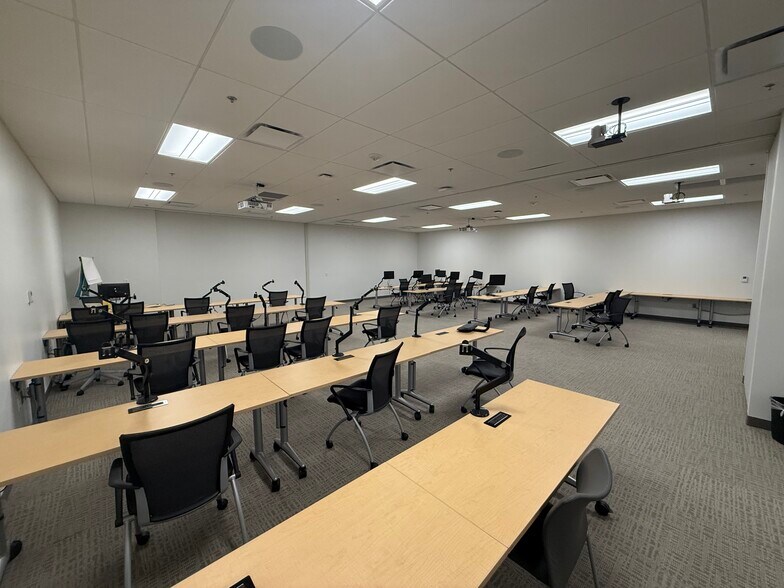More Photos Of 8060 S Kyrene Rd, Tempe Light Manufacturing For Lease
