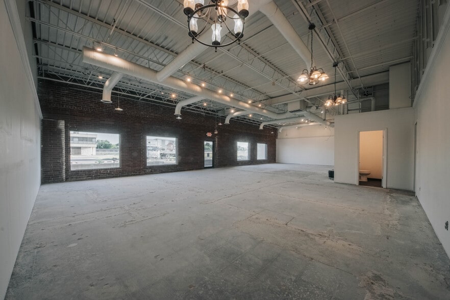 More Photos Of 8532-8548 E 41st St, Tulsa Freestanding For Lease