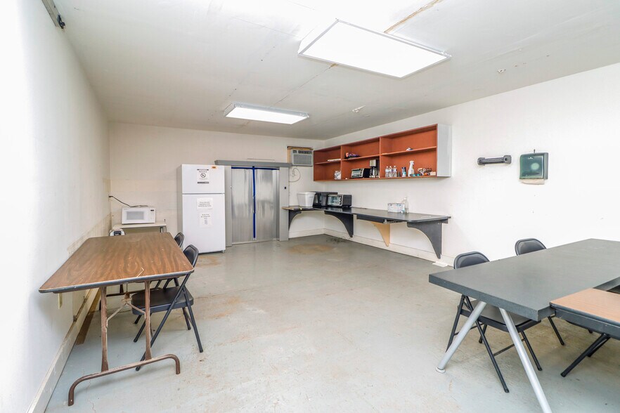 More Photos Of 827 Douglas Ave, Portsmouth Warehouse For Lease