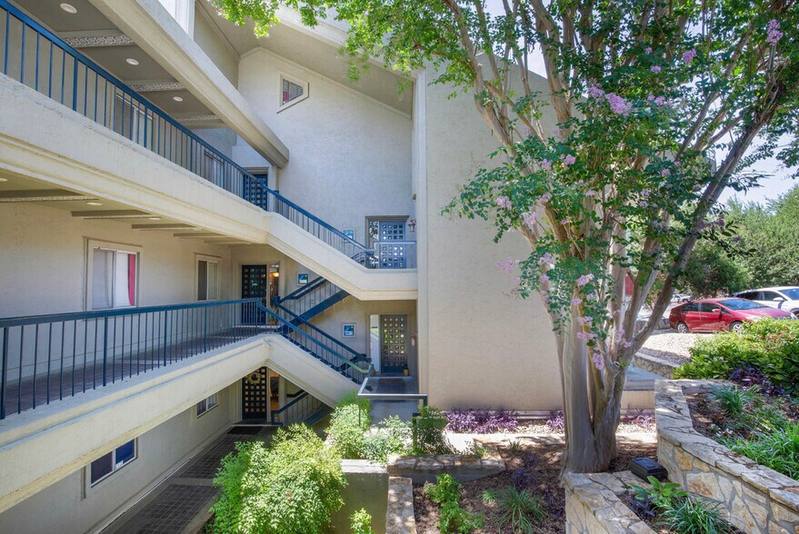 More Photos Of 2111 Dickson Dr, Austin Unknown For Lease