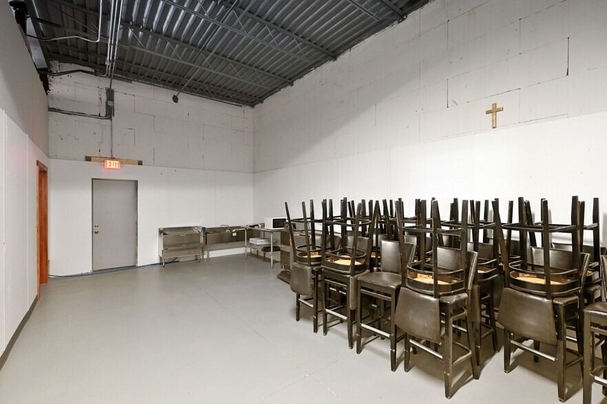 More Photos Of 11706 N Eaton Rd, Hayward Bar For Sale