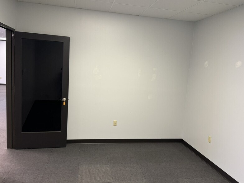 More Photos Of 11800 Industriplex Blvd, Baton Rouge Distribution For Sale