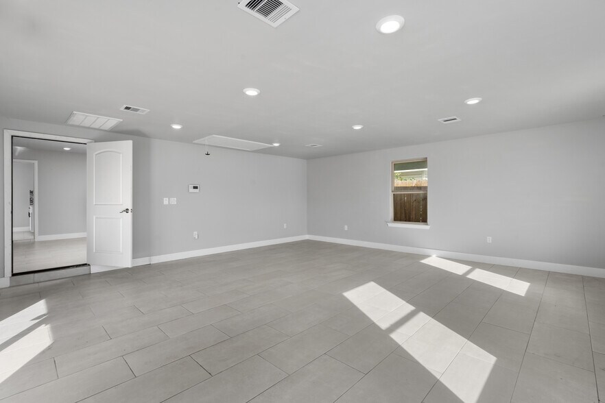 More Photos Of 15605 Woodforest Blvd, Channelview Office For Sale