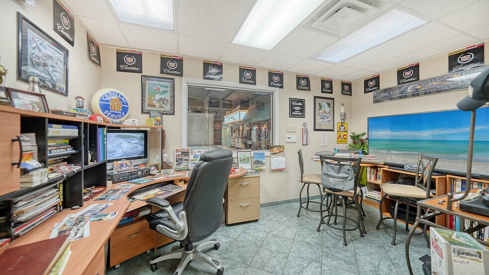 More Photos Of 2111 Whitfield Park Dr, Sarasota Showroom For Sale