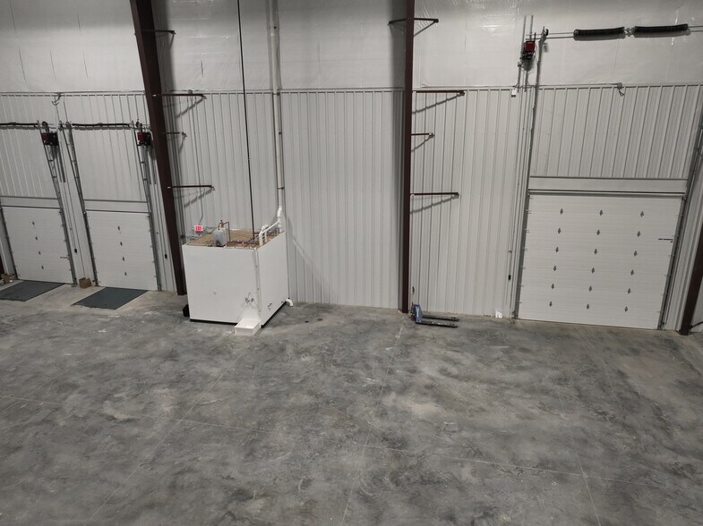 More Photos Of 2300 Raney, Effingham Warehouse For Lease