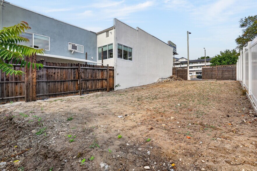 More Photos Of 9939 Commerce Ave, Tujunga Storefront For Sale