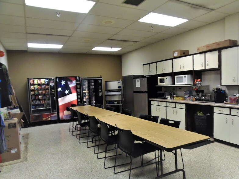 More Photos Of 1300 S Lynndale Dr, Appleton Flex For Sale