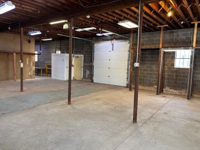 More Photos Of 12 Pease Ave, Middletown Showroom For Lease