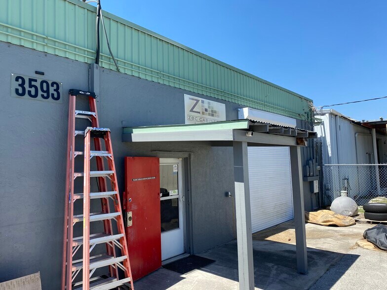 More Photos Of 3593 Veronica S Shoemaker Blvd, Fort Myers Warehouse For Sale