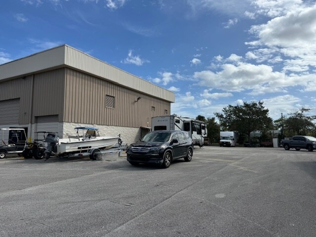 More Photos Of 724 S Nova Rd, Ormond Beach Service For Lease