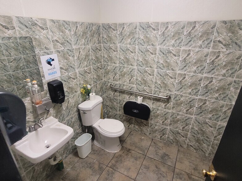 More Photos Of 953 E Sahara Ave, Las Vegas Storefront For Sale