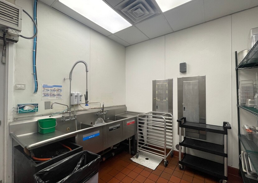 More Photos Of 5160 Vineland Ave, North Hollywood Unknown For Lease