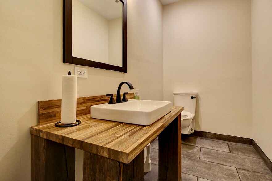 More Photos Of 106 W Main St, West Dundee Office For Lease