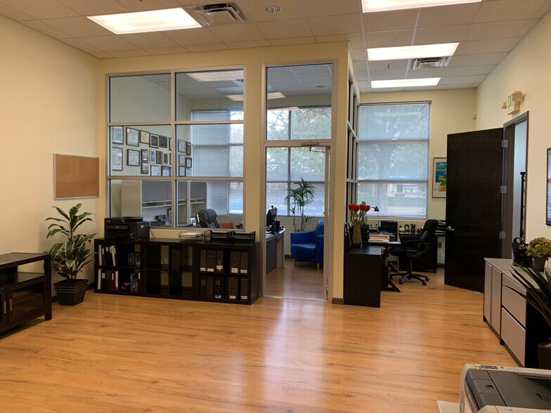 More Photos Of 8810 Commodity Cir, Orlando Showroom For Lease
