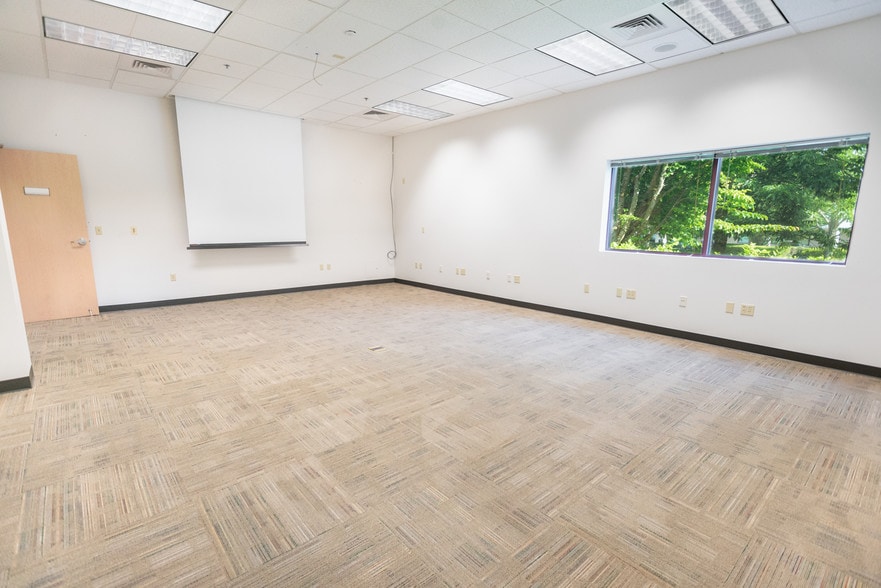 More Photos Of 1505 Westec Dr, Eugene Flex For Lease