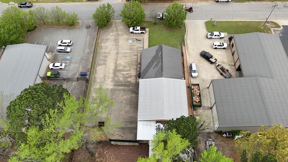 More Photos Of 3007 Corporate Ctr, Bryant Light Distribution For Sale