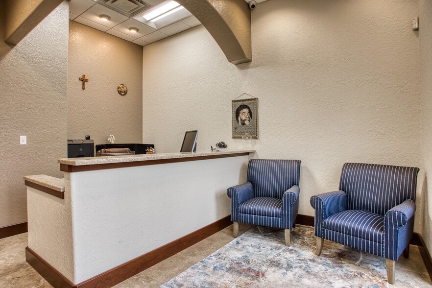More Photos Of 8810 Commodity Cir, Orlando Showroom For Lease