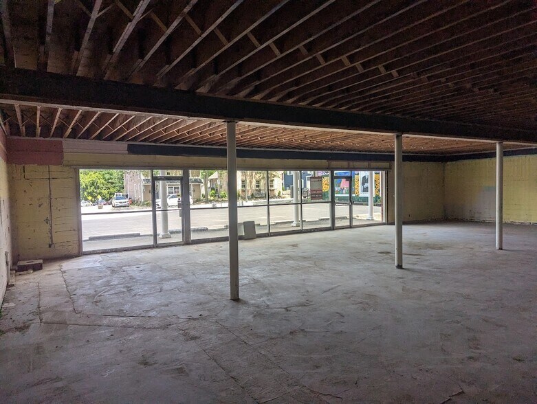 More Photos Of 34-36 W Franklin St, Centerville Storefront Retail Office For Lease