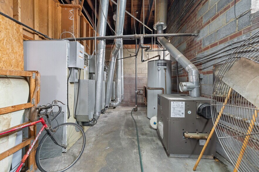 More Photos Of 506 N Main St, Emporia General Retail For Sale