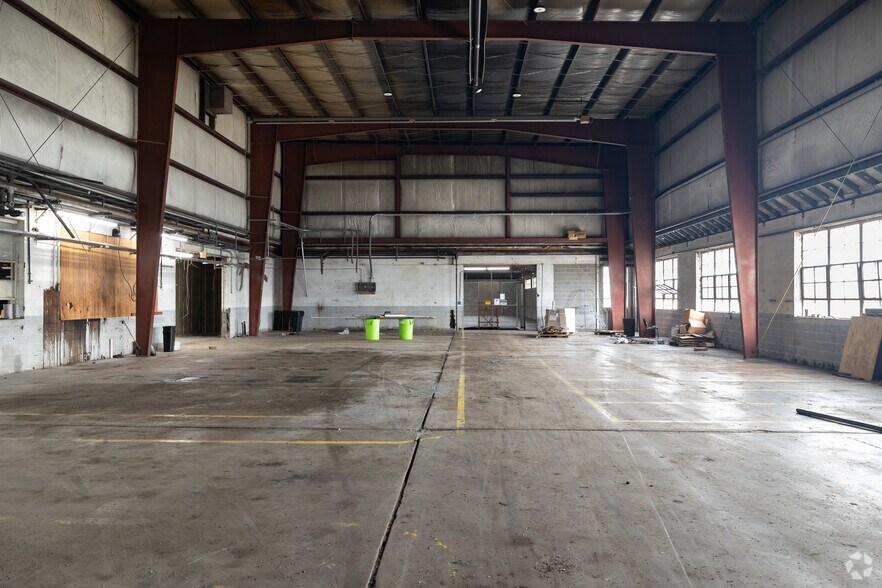 More Photos Of 209 W Main St, Linn Warehouse For Lease