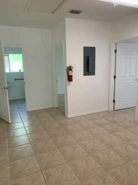 More Photos Of 14928 Casey Rd, Tampa Office For Lease