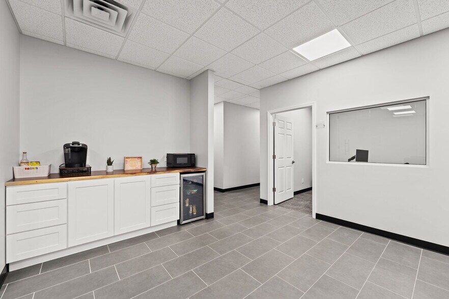 More Photos Of 2820 Spring Glen Rd, Jacksonville Office For Sale