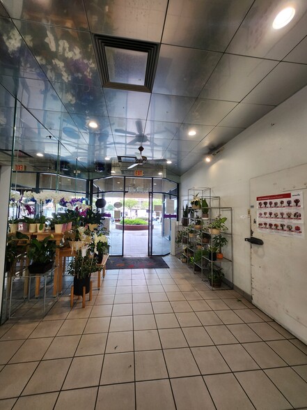 More Photos Of 4310-4340 Genesee Ave, San Diego Unknown For Lease