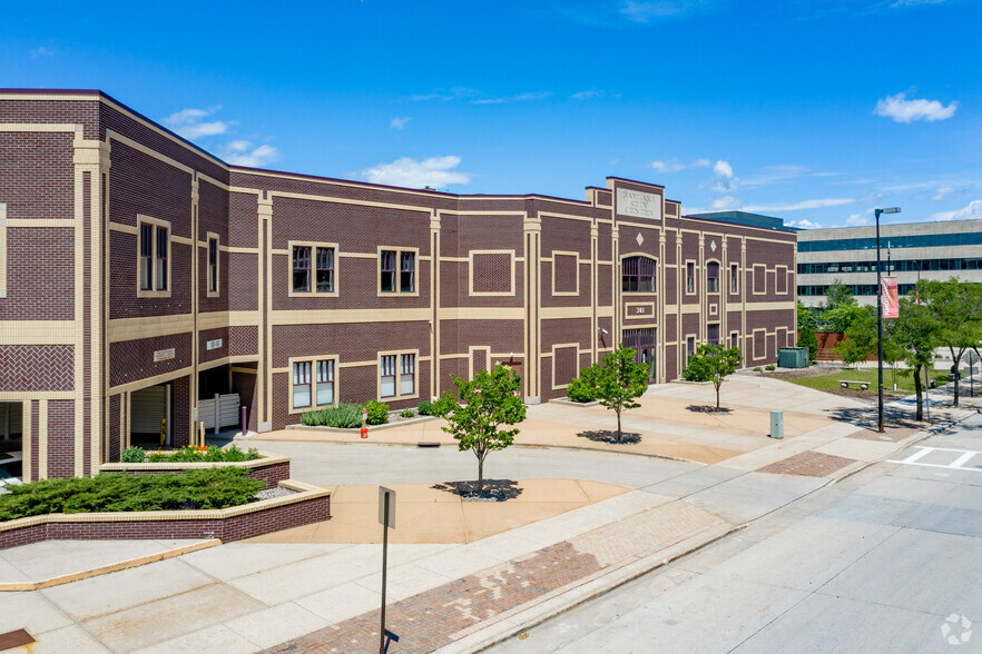 More Photos Of 110-301 N Adams St, Green Bay Office Residential For Lease