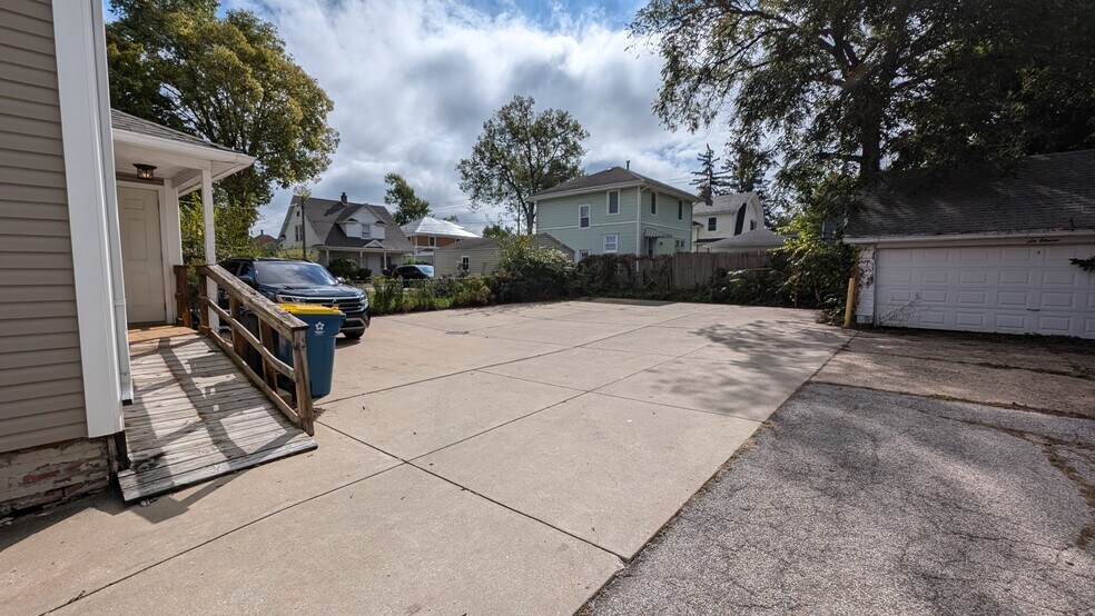 More Photos Of 607 Lincolnway W, Mishawaka Office Residential For Lease