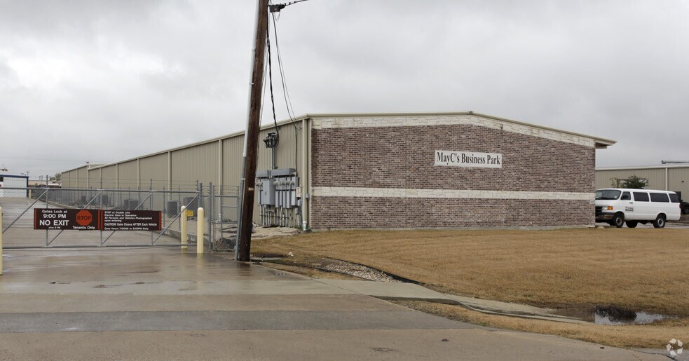 More Photos Of 636 W Front St, Hutto Flex For Lease