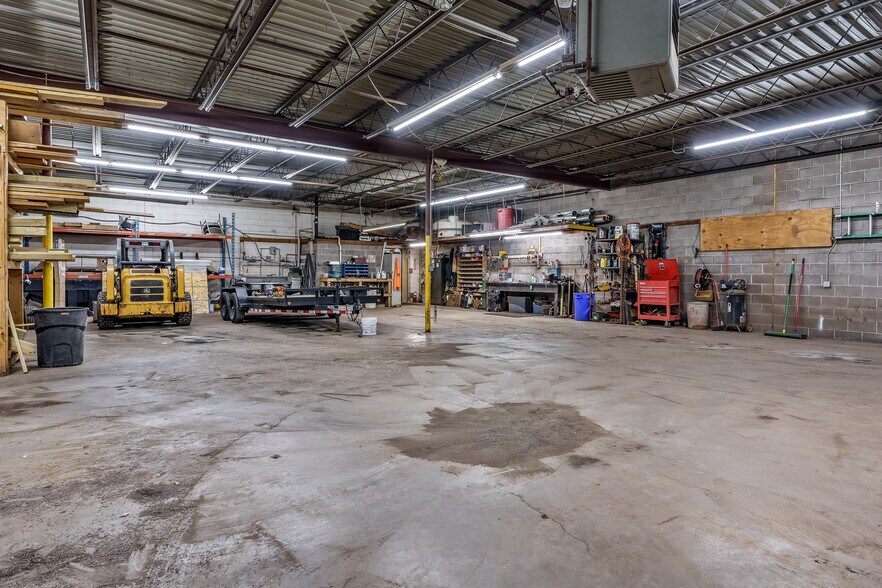 More Photos Of 415 N 3rd St, Rockford Light Distribution For Lease