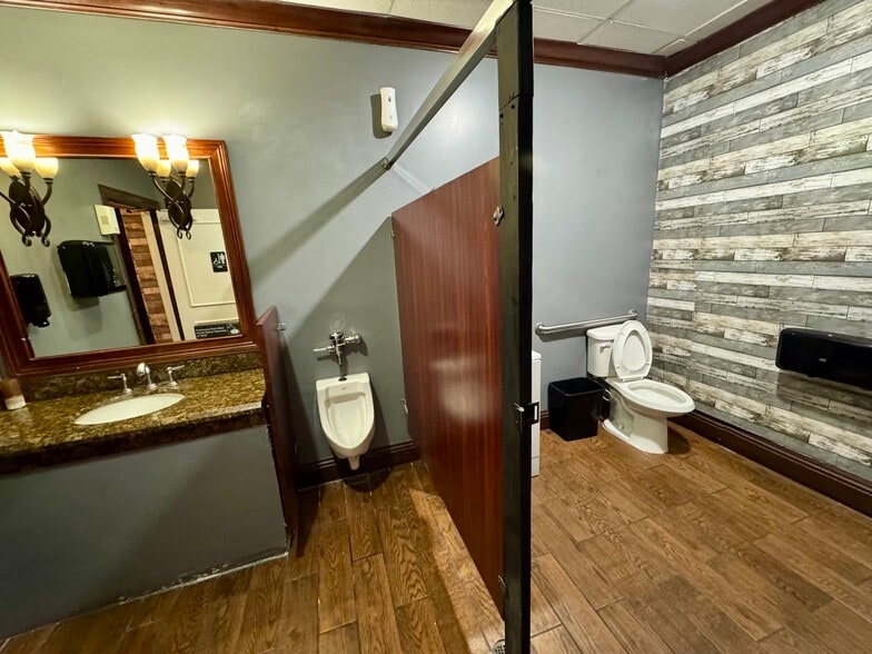 More Photos Of 2000 Harrison St, Hollywood Unknown For Lease