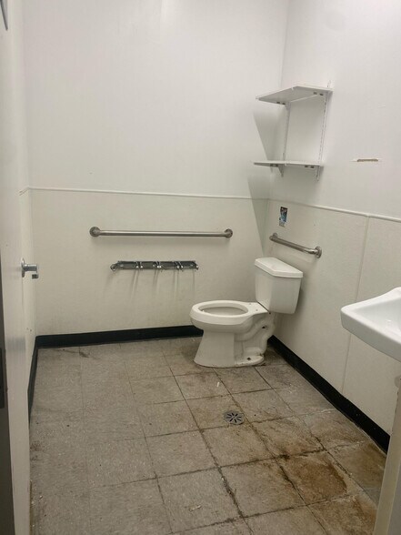 More Photos Of 5101 W Division St, Chicago Storefront For Lease