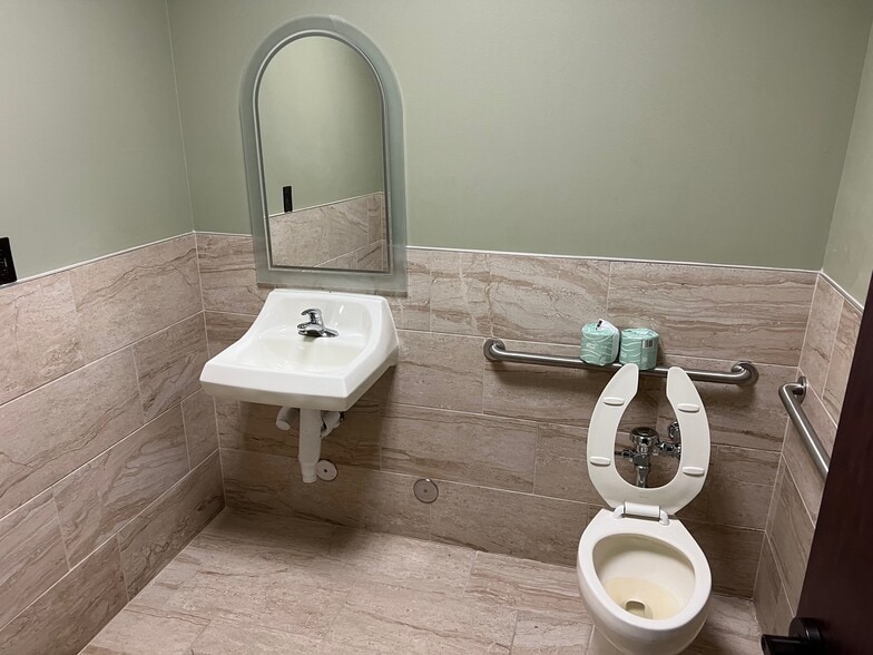 More Photos Of 11110 E I-10 Fwy, Houston Office For Sale