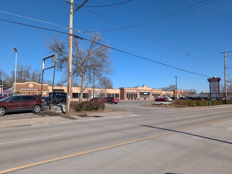 More Photos Of 1000 W Wisconsin Ave, Appleton Unknown For Lease