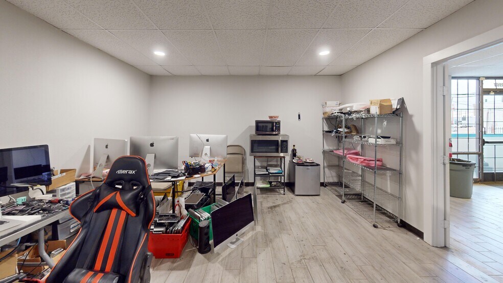 More Photos Of 10964-10966 Shady Trl, Dallas Distribution For Sale