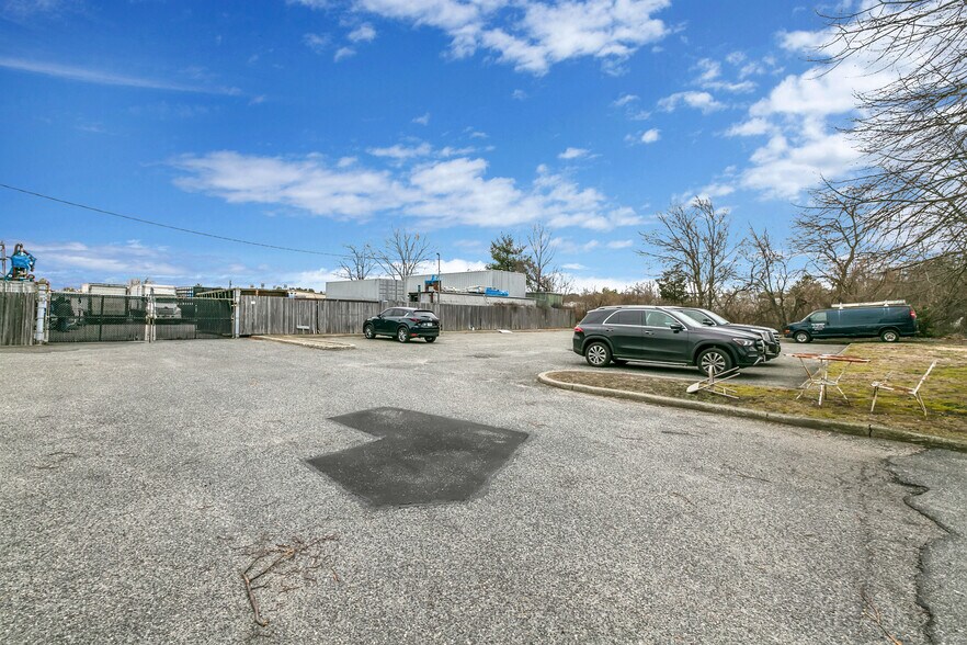 More Photos Of 241 Skip Ln, Bay Shore Warehouse For Sale