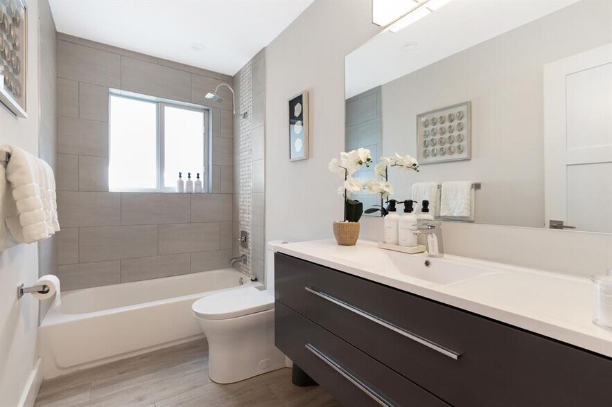 More Photos Of 5821 NE 14th Way, Fort Lauderdale Flex For Sale