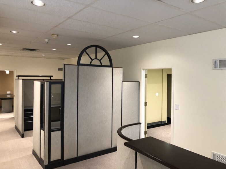 More Photos Of 512 Higgins Rd, Park Ridge Office For Lease