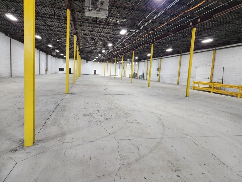 More Photos Of 127-155 Montée de Liesse, Montréal Warehouse For Lease
