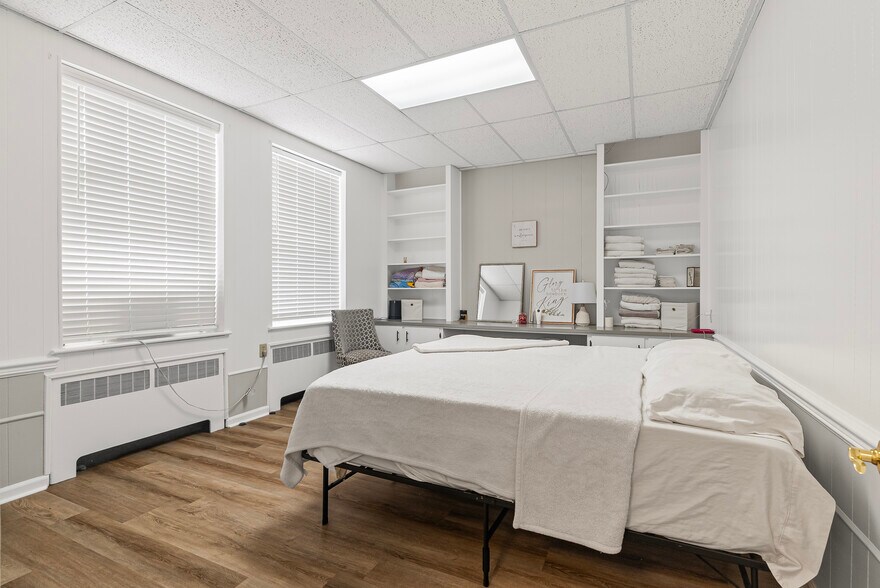 More Photos Of 525 7th St, Altavista Office For Sale