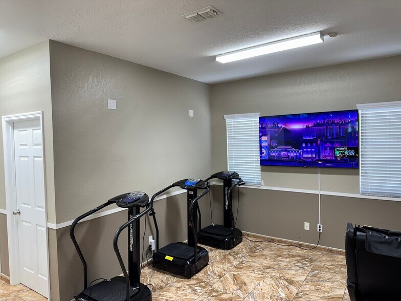 More Photos Of 5633 Metrowest Blvd, Orlando Veterinarian Kennel For Lease