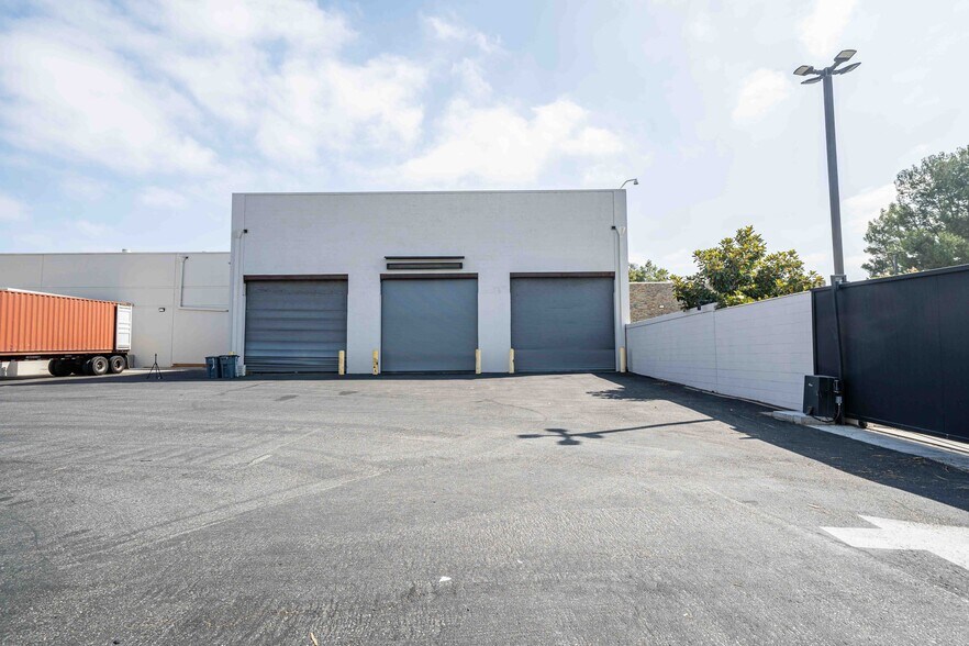 More Photos Of 2001 Saturn St, Monterey Park Light Distribution For Sale