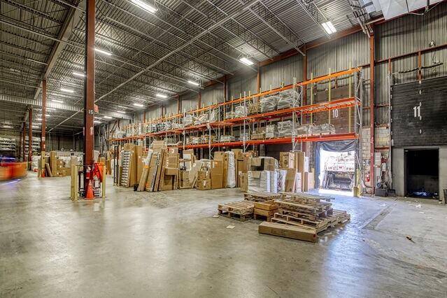 More Photos Of 2750 Av Francis-Hughes, Laval Warehouse For Lease