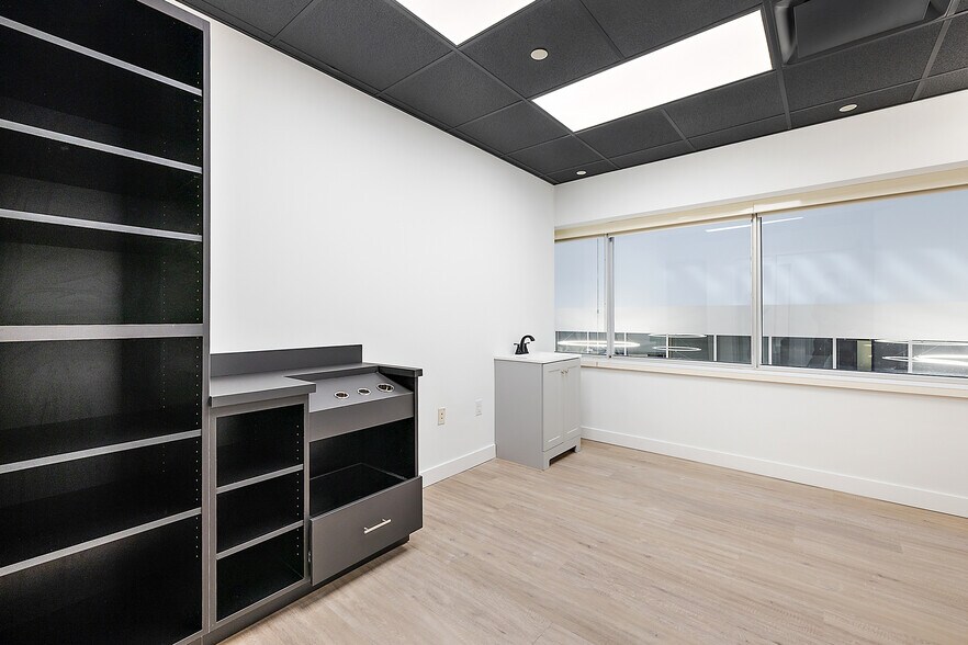 More Photos Of 801-803 W Big Beaver Rd, Troy Office For Lease