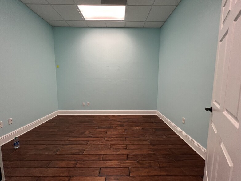 More Photos Of 1635 Farm Way, Middleburg Warehouse For Sale