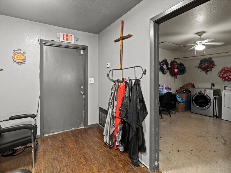 More Photos Of 208 W 1st Ave, Corsicana General Retail For Sale