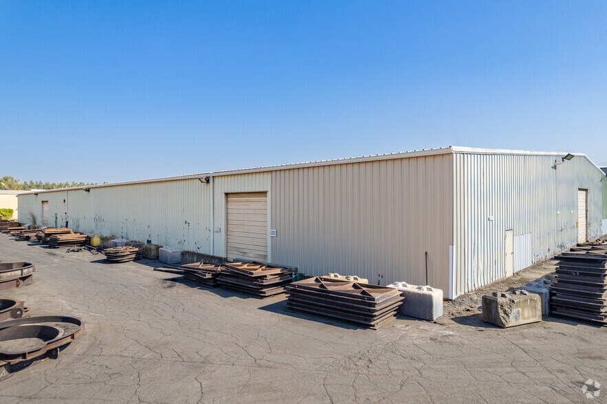 More Photos Of 10425 N Bloss Ave, Portland Manufacturing For Lease