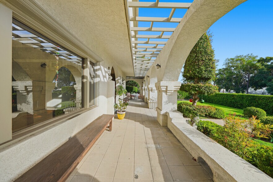 More Photos Of 3741 W 27th St, Los Angeles Specialty For Sale