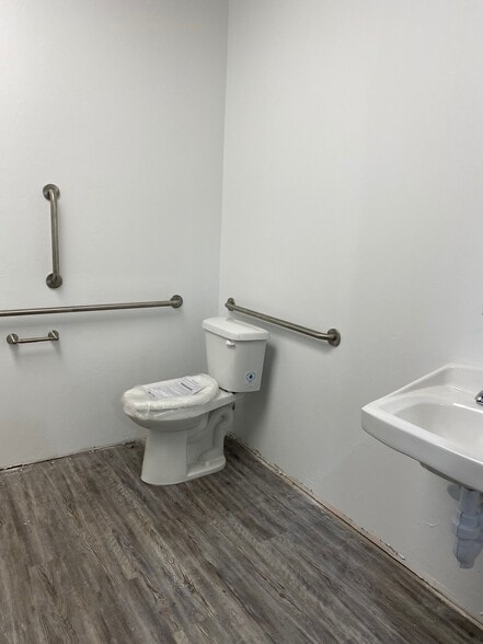 More Photos Of 8408 SW 23rd Pl, Oklahoma City Industrial For Lease